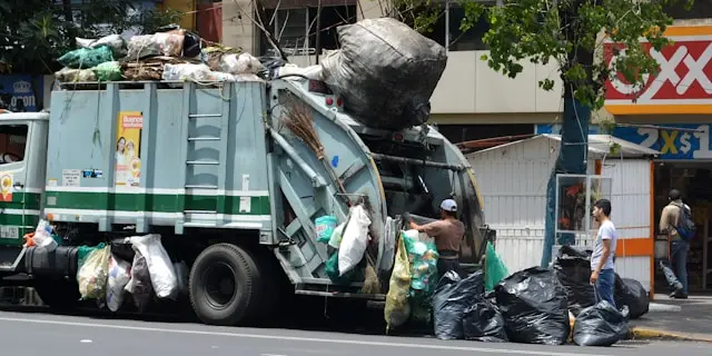 Camião de recolha de resíduos sólidos numa rua